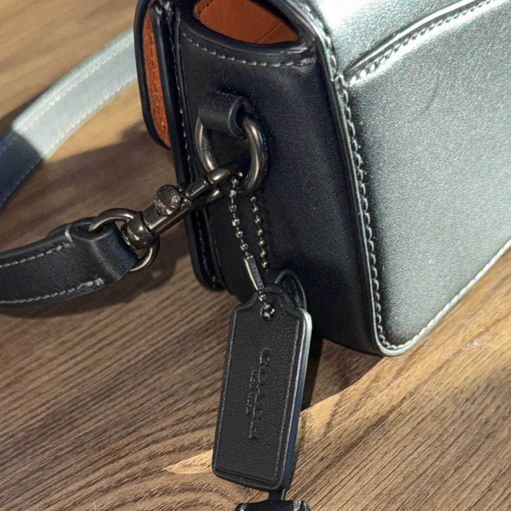 Authentic Coach Black leather shoulder bag BNWT suede interior with key to lock. - Picture 8 of 16